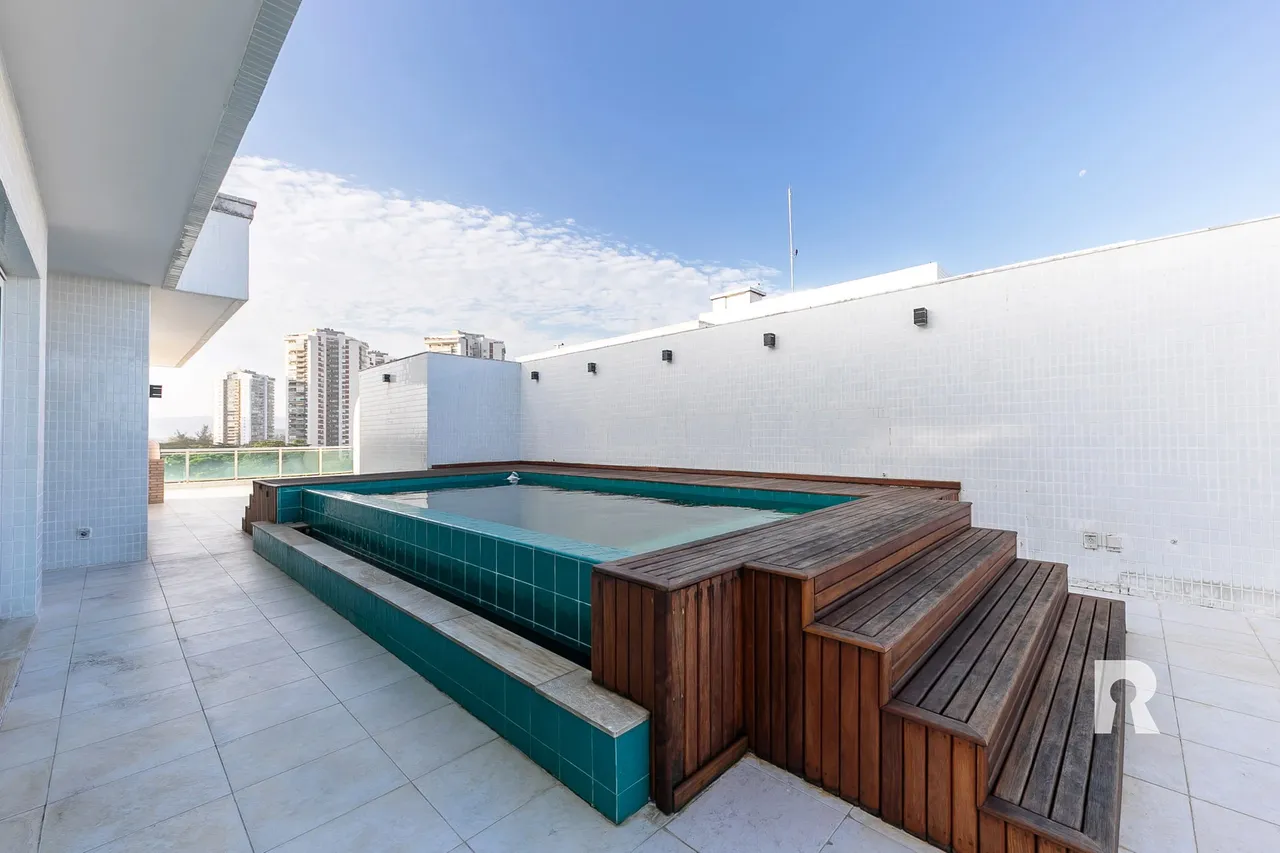 4-bedroom, 5-bath apartment with a balcony — photo 14