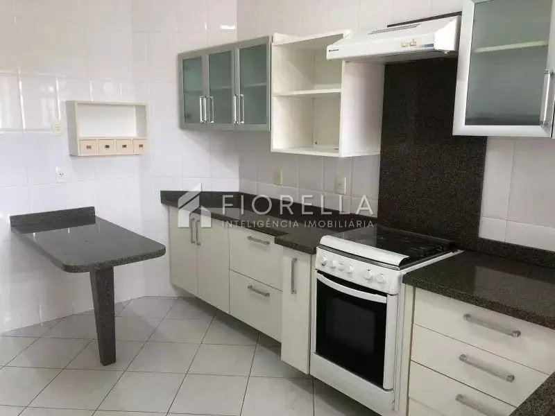 3-bedroom apartment with a glass-enclosed balcony — photo 19