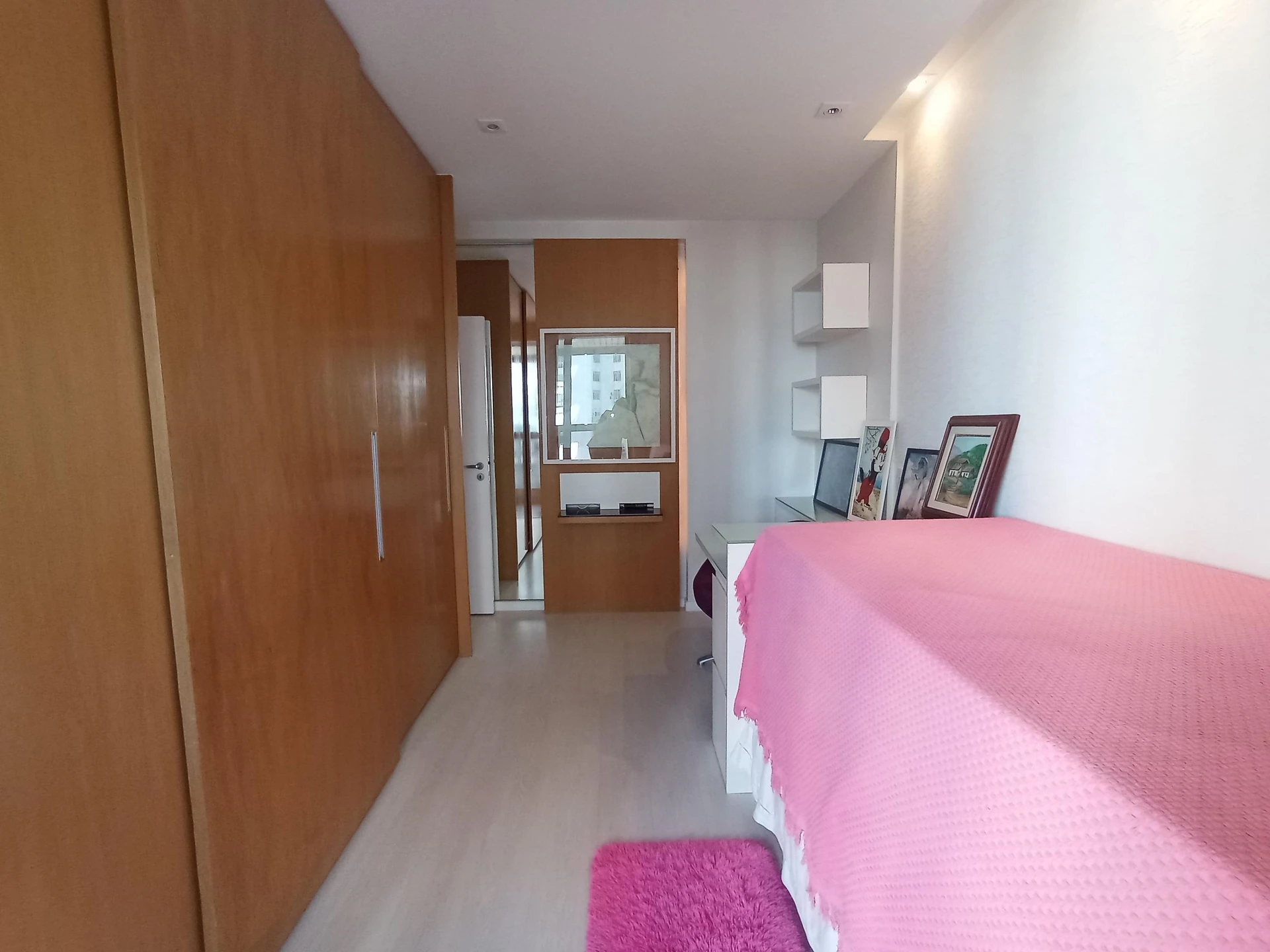 Furnished 3-bedroom apartment with enclosed balcony — photo 28