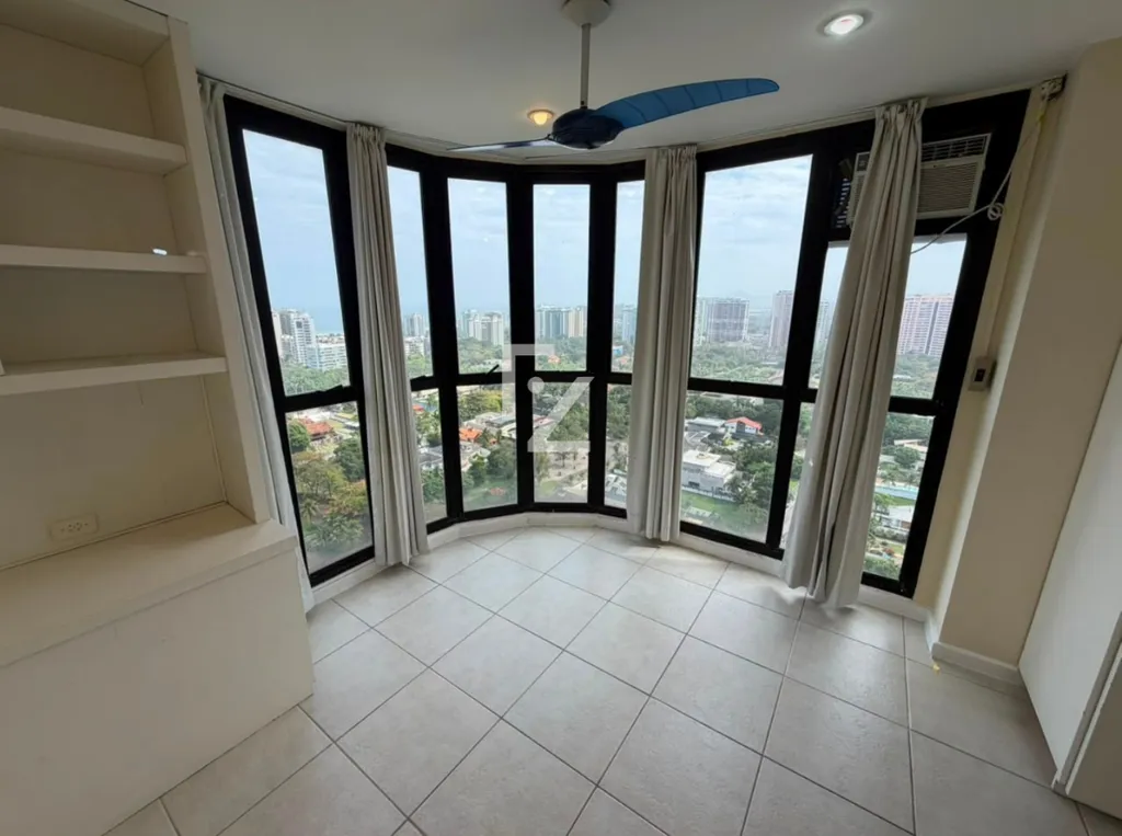 Duplex apartment on the 20th floor with city and water views — photo 45