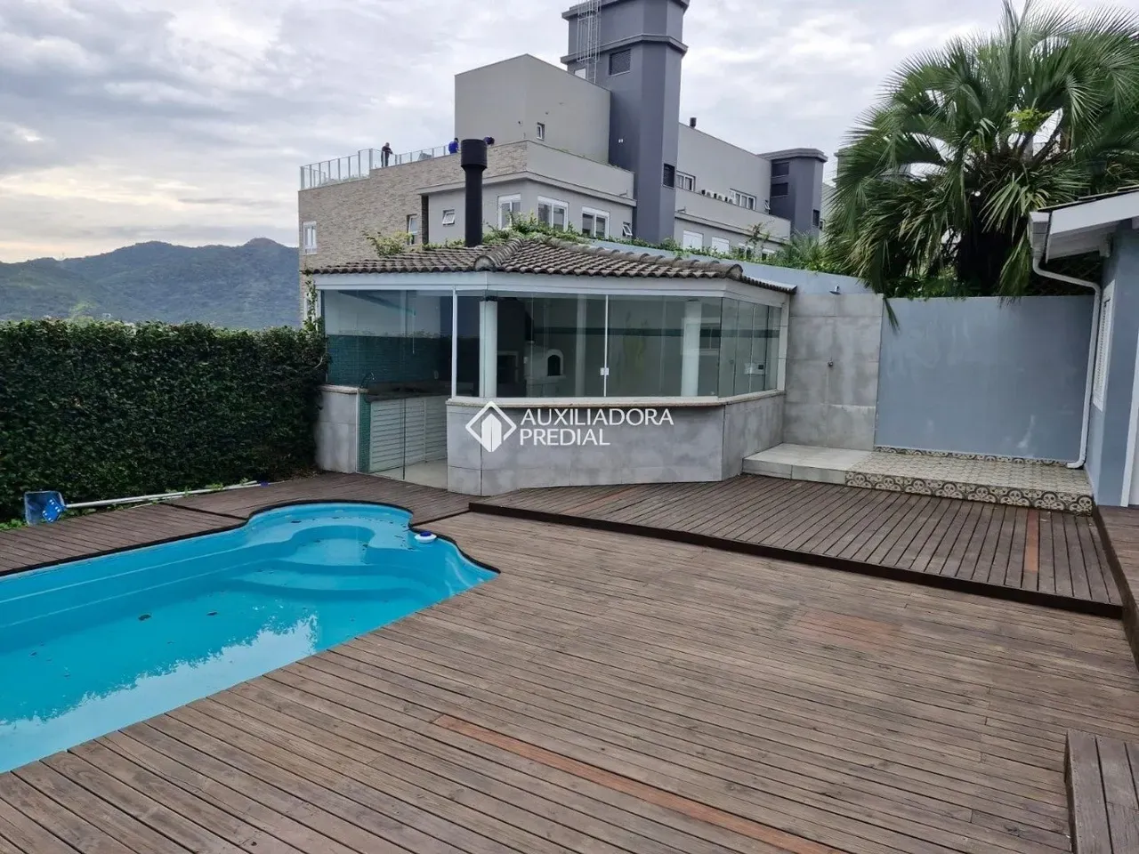 4-bedroom house with a fireplace in Florianópolis — photo 3