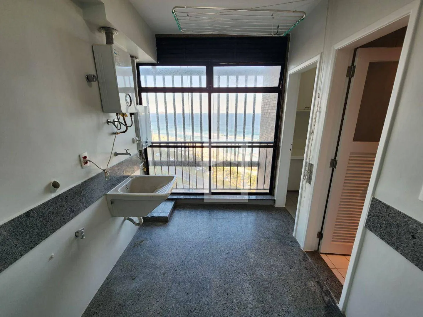 4-bedroom apartment with enclosed balcony and private garden — photo 60