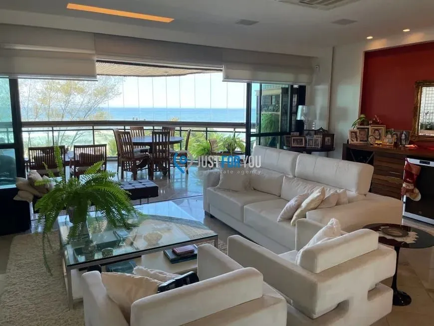 4-bedroom apartment with floor-to-ceiling windows