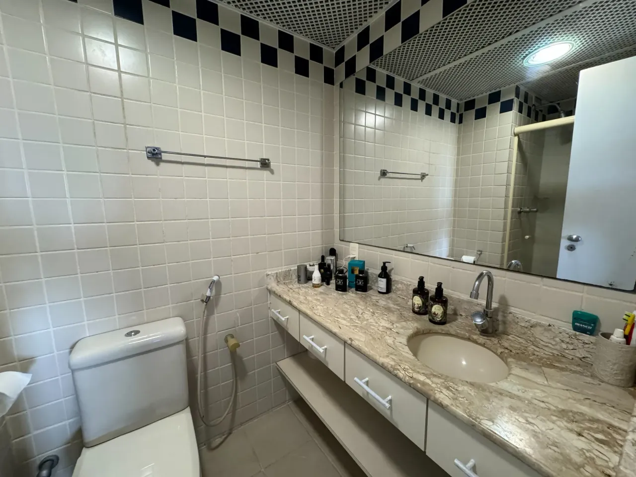 Furnished 4-bedroom apartment with glass balcony — photo 9