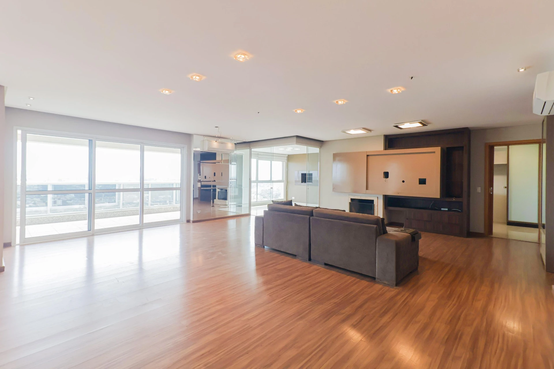 Furnished apartment, 266 m², with a bathtub — photo 11