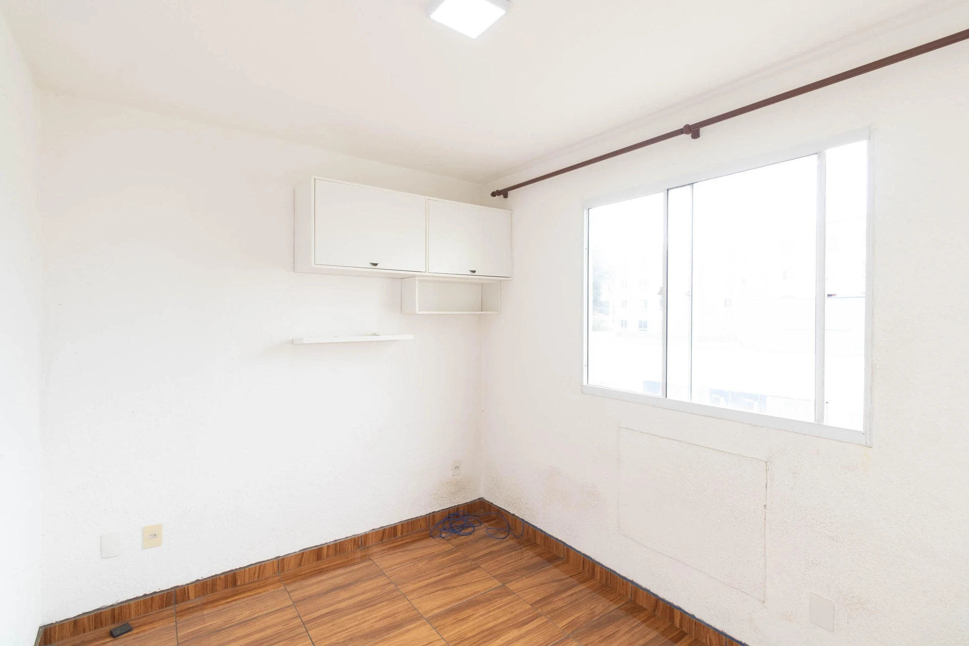 2-bedroom apartment with a glass-enclosed shower — photo 8
