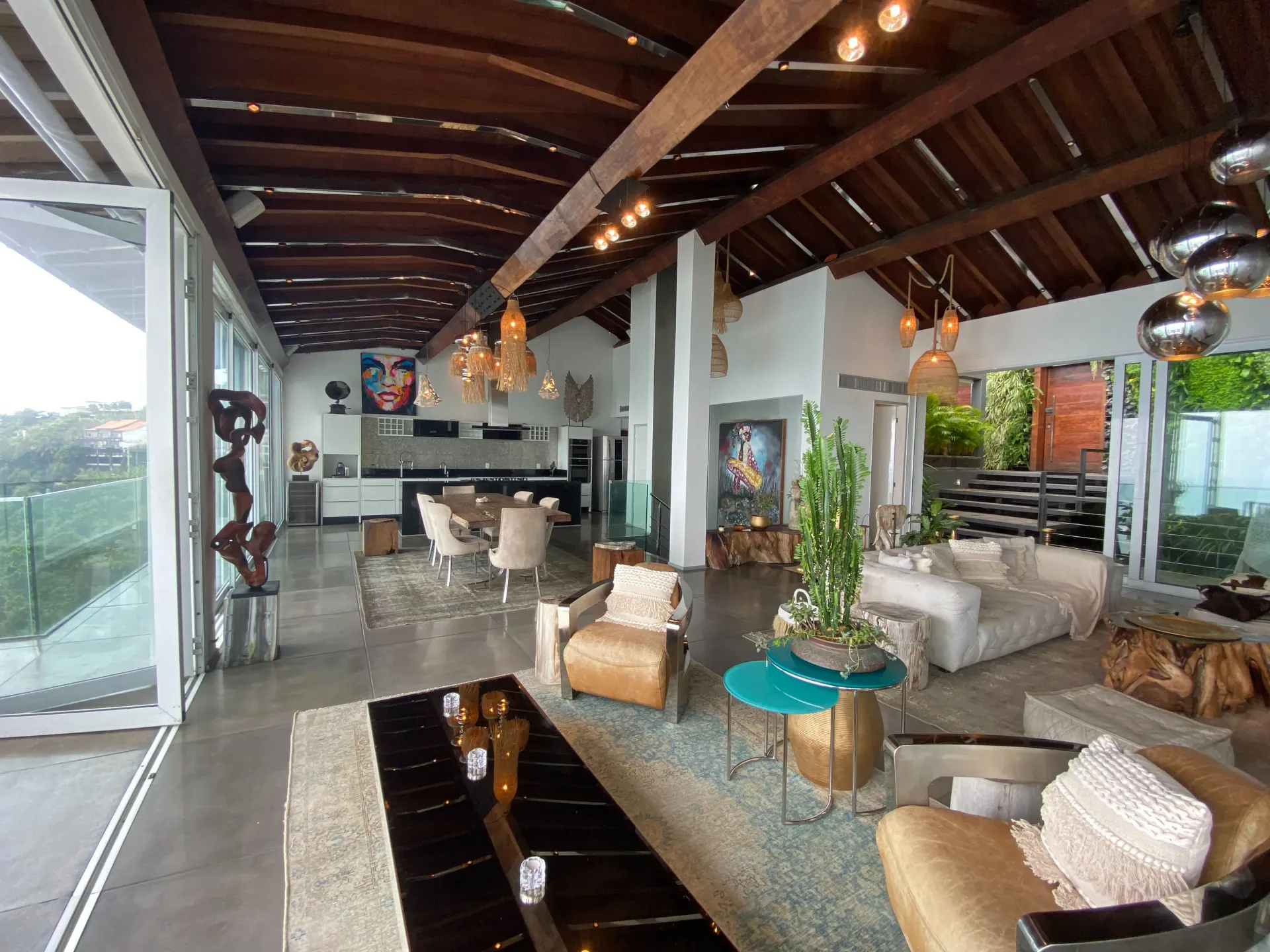 800 m² house with 5 bedrooms and an open-plan kitchen — photo 3