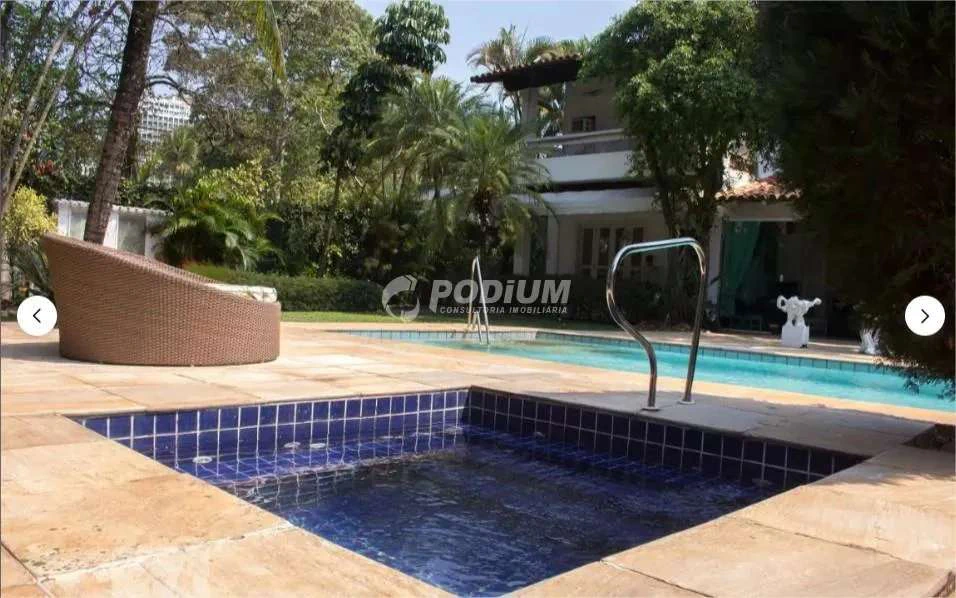 Casa com 6 quartos e 990 m² com varanda e churrasqueira — photo 11