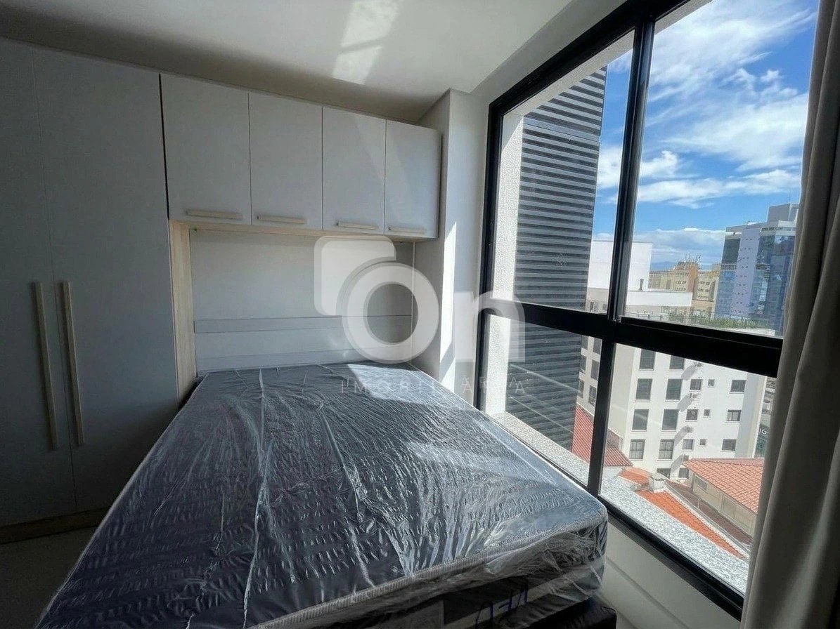 One-bedroom apartment with floor-to-ceiling windows — photo 7