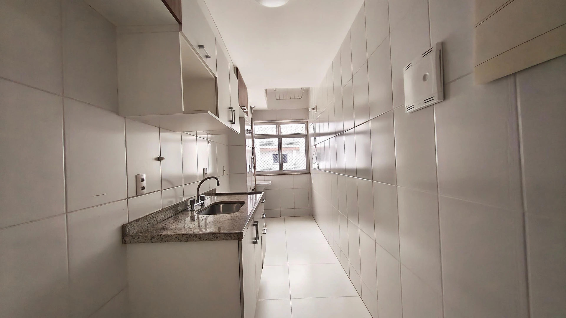 Glass-enclosed balcony in a 3-bedroom apartment, 87 m² — photo 22