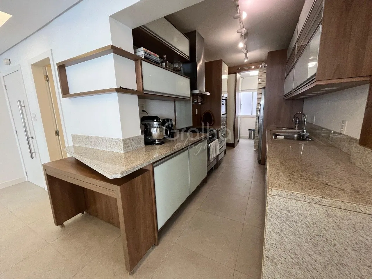 Furnished apartment with 3 bedrooms and 199 m² — photo 2