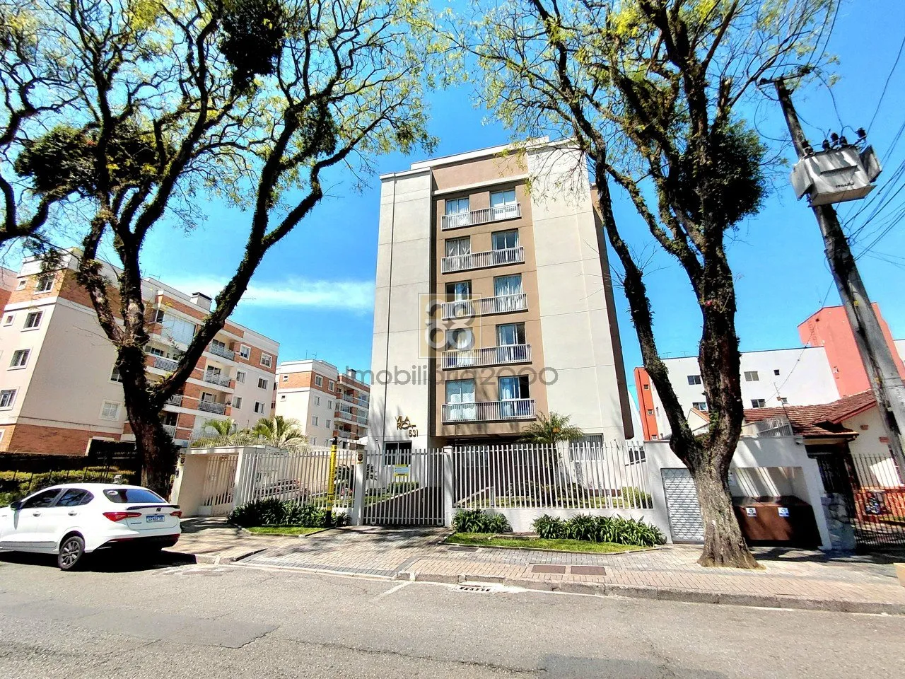 Balcony with a grill in a 2-bedroom apartment, 67 m² — photo 6