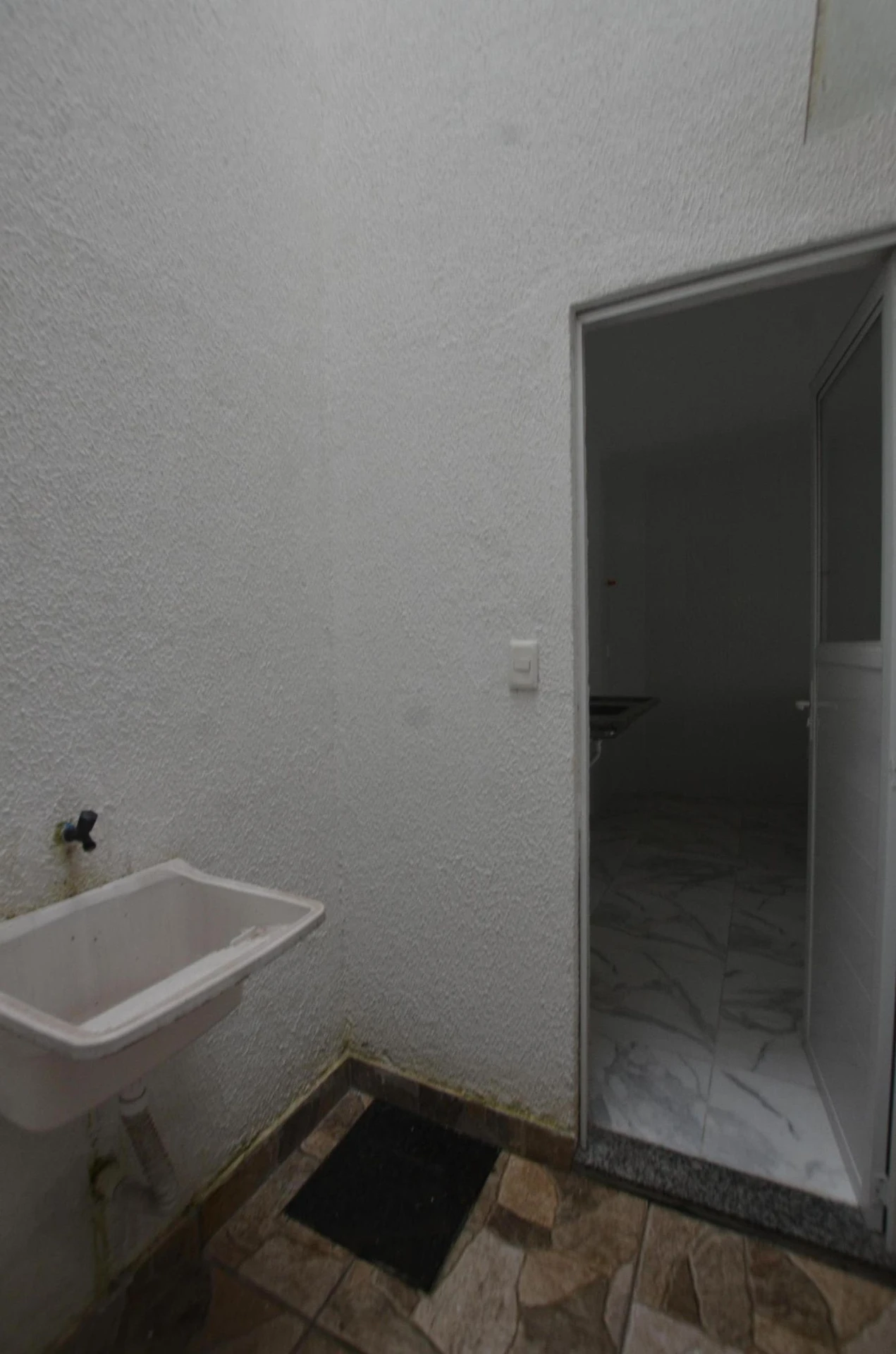2-bedroom house with a bathtub — photo 12