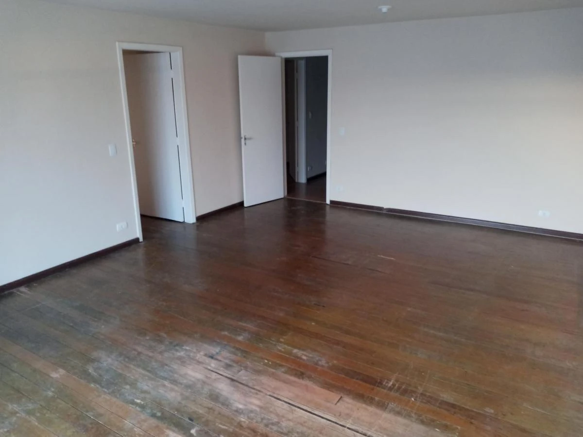Walk-in closet in a 3-bedroom apartment, 140 m² — photo 9