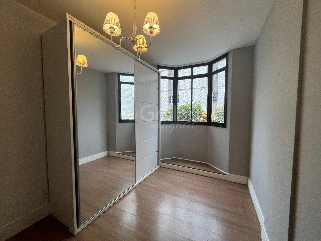 Apartamento com piso de madeira ou laminado, Centro — photo 10