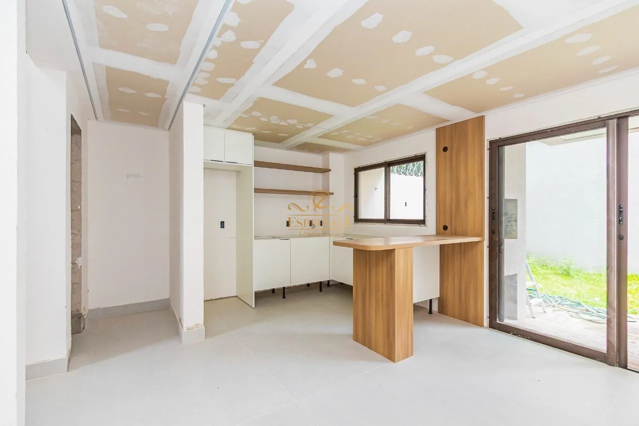 Casa com 3 quartos e varanda em condomínio