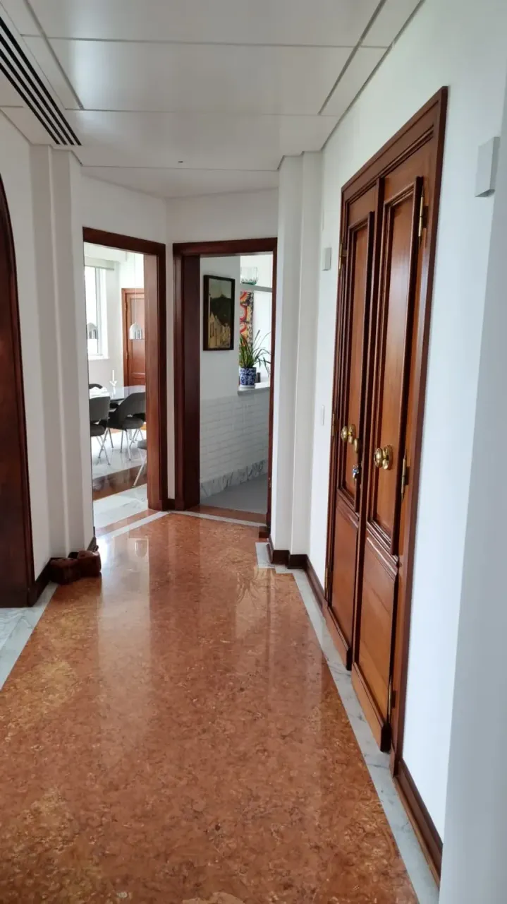 Apartamento con 3 dormitorios y ventanales de suelo a techo — photo 18