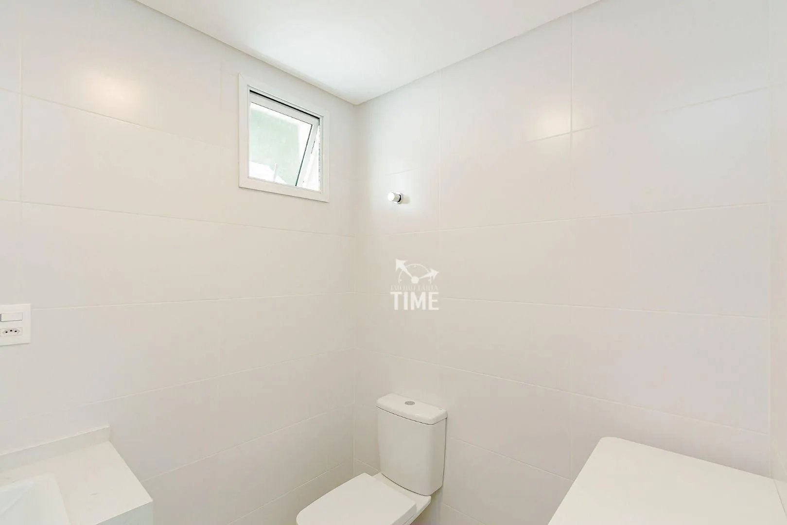 Balcony with a grill in a 3-bedroom apartment, 107 m² — photo 48