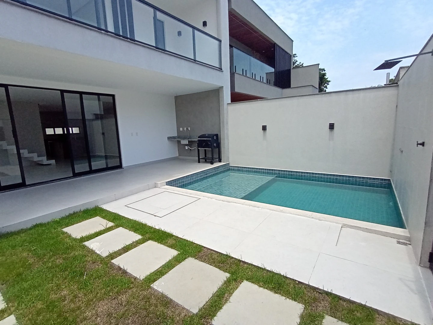 Condo house with open-plan kitchen and 3 en-suites — photo 17