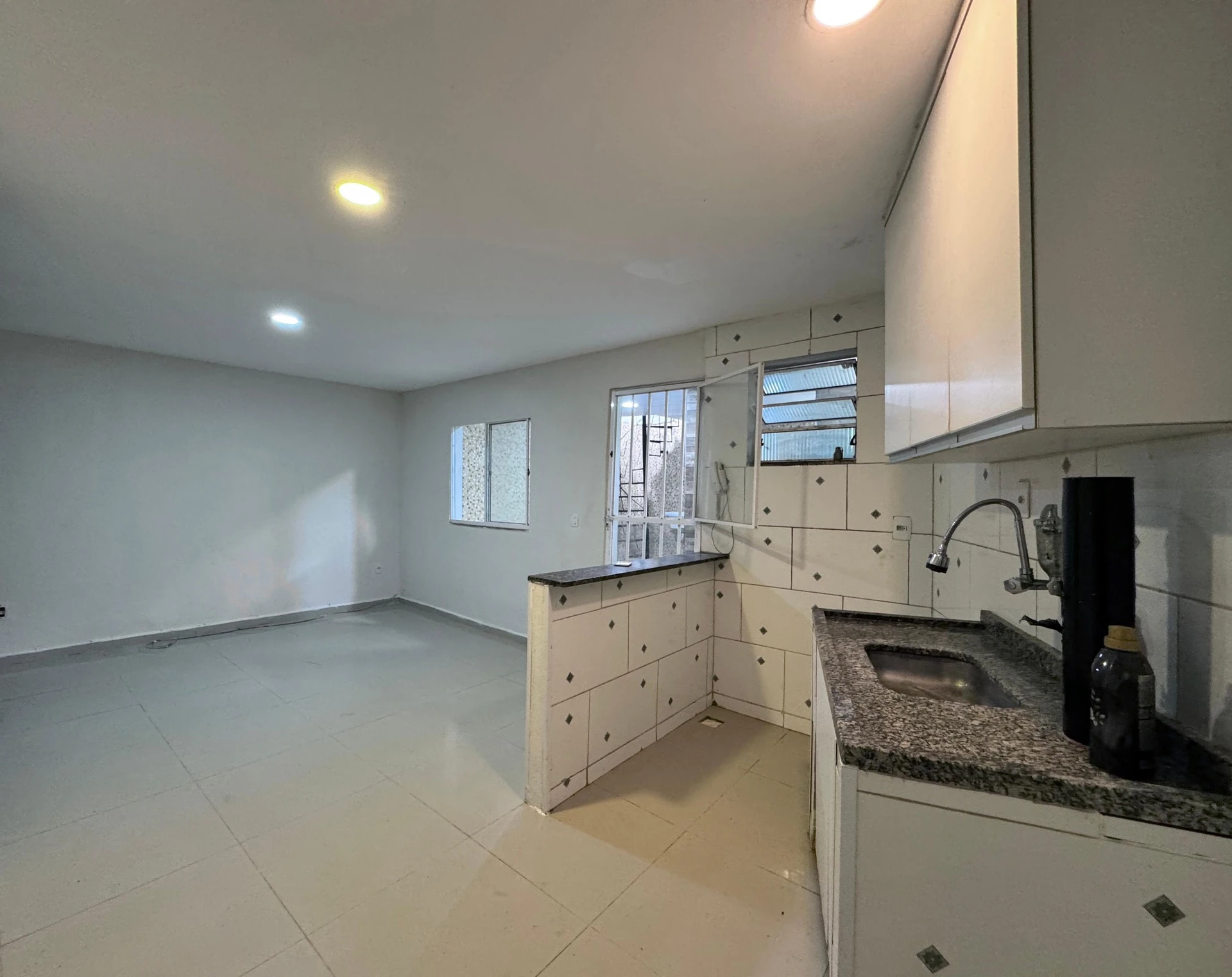 Balcony with a grill in a 2-bedroom house, 165 m² — photo 2