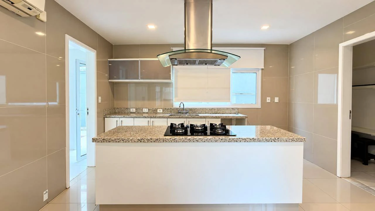 4-bedroom house with floor-to-ceiling windows — photo 2
