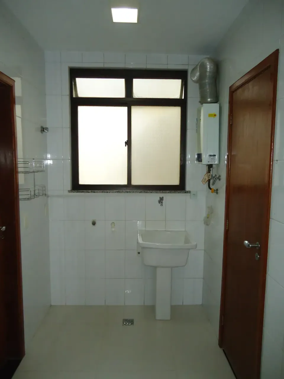 Wood or laminate floors in a 3-bedroom apartment, 107 m² — photo 20