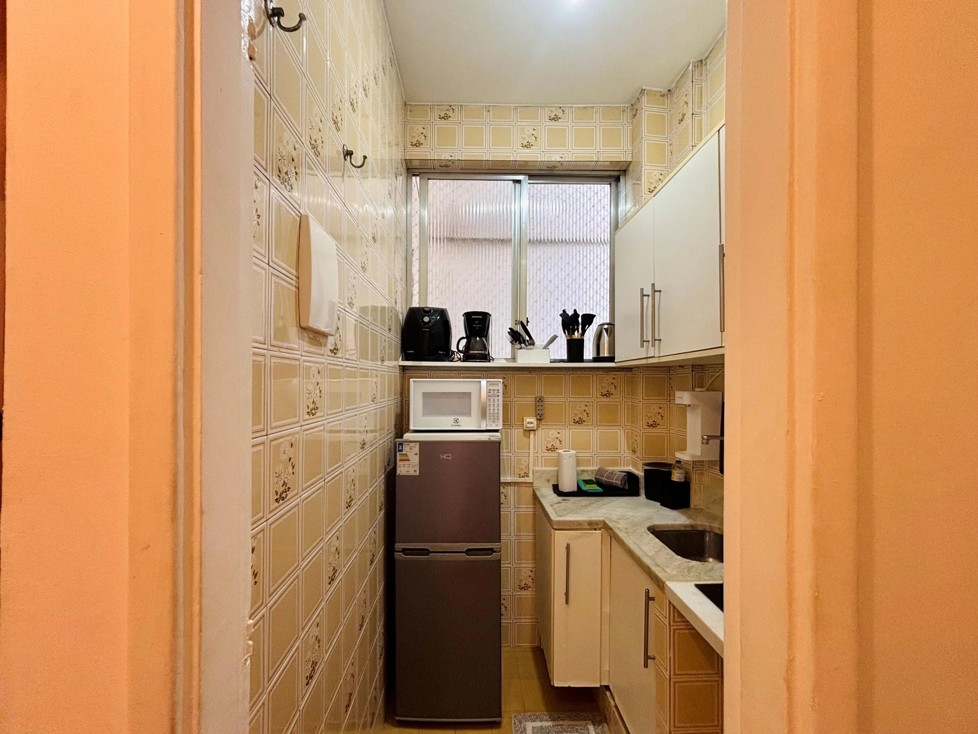 Furnished 1-bedroom apartment with a gas stove kitchen — photo 8
