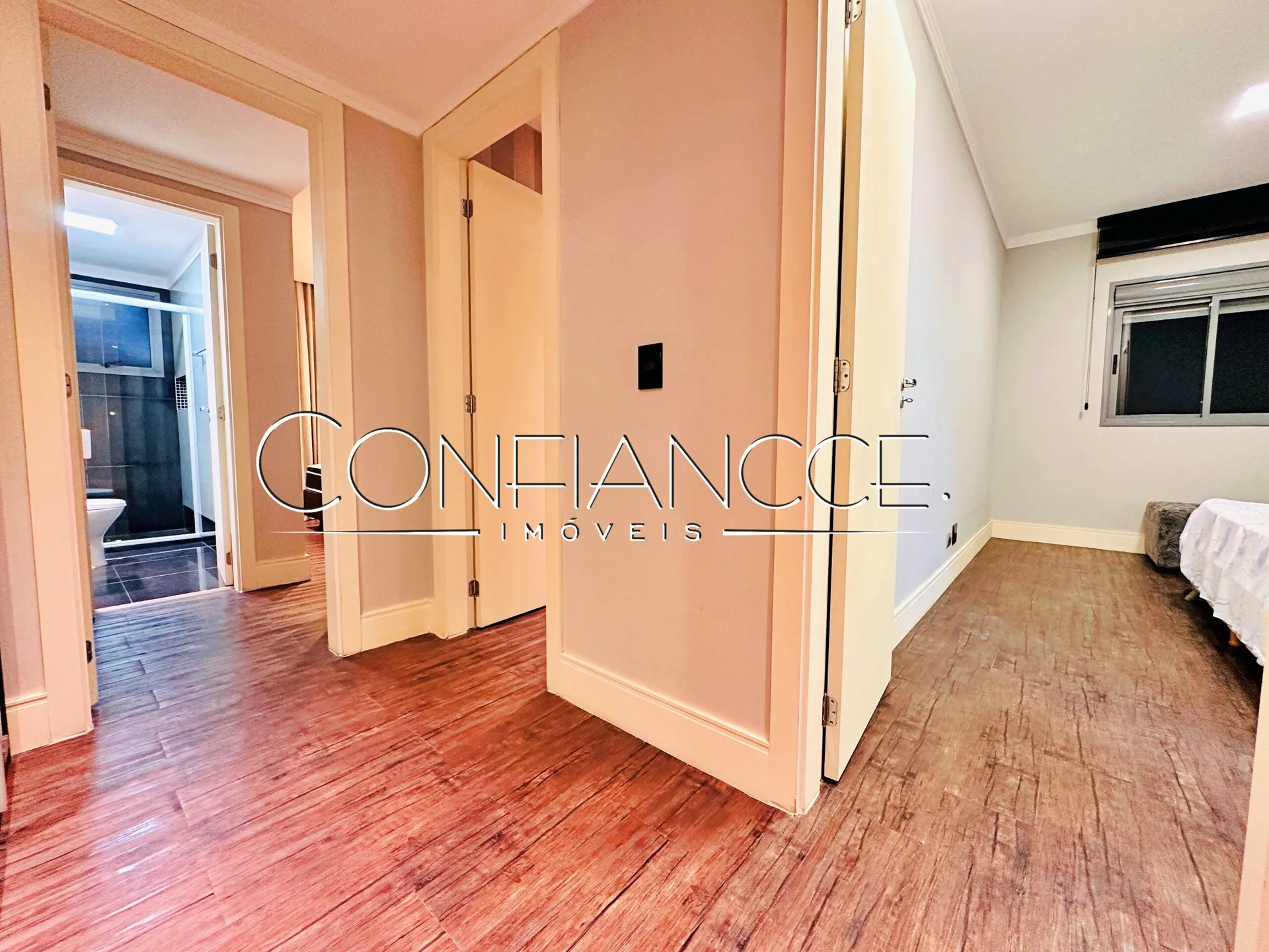Glass-enclosed balcony in a 3-bedroom apartment, 134 m² — photo 5