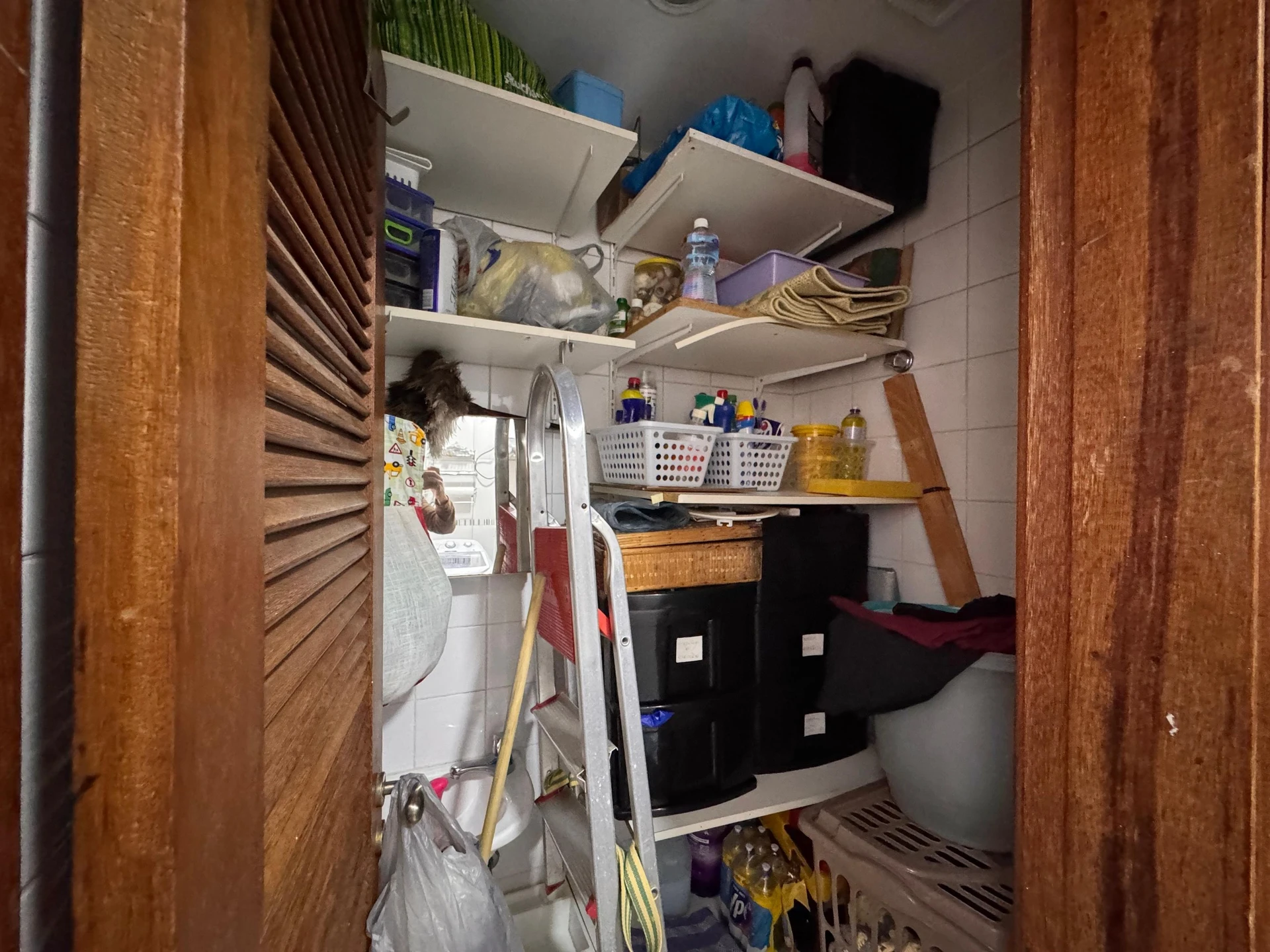 Walk-in closet in a 3-bedroom apartment, 130 m² — photo 32