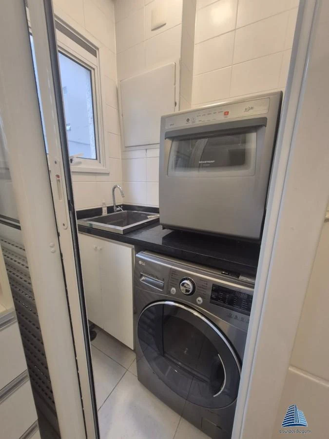 One-bedroom apartment with a washing machine — photo 7