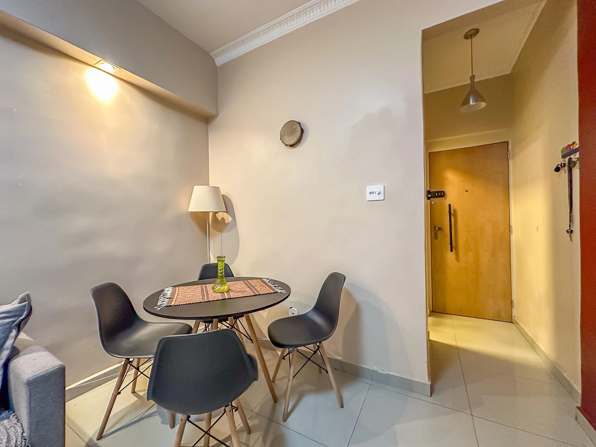 Furnished 1-bedroom apartment with a closed kitchen — photo 22