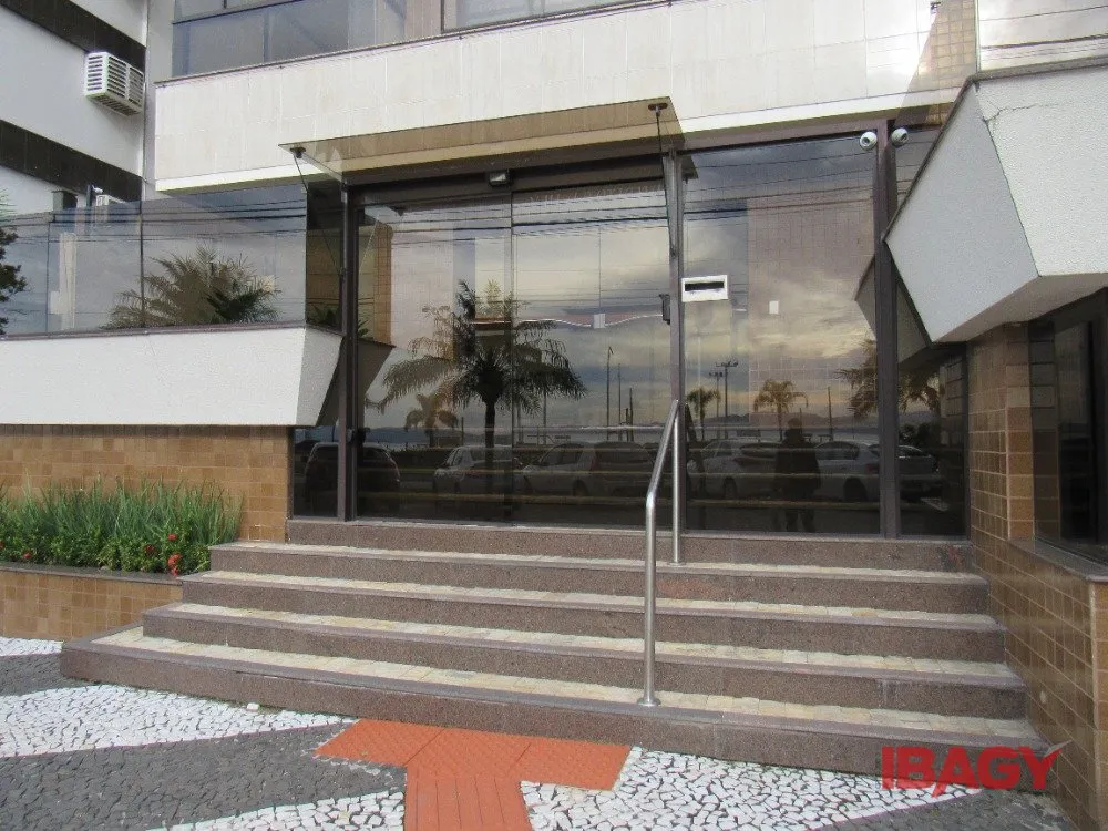 4-bedroom apartment with 2 en-suite baths and enclosed kitchen — photo 11