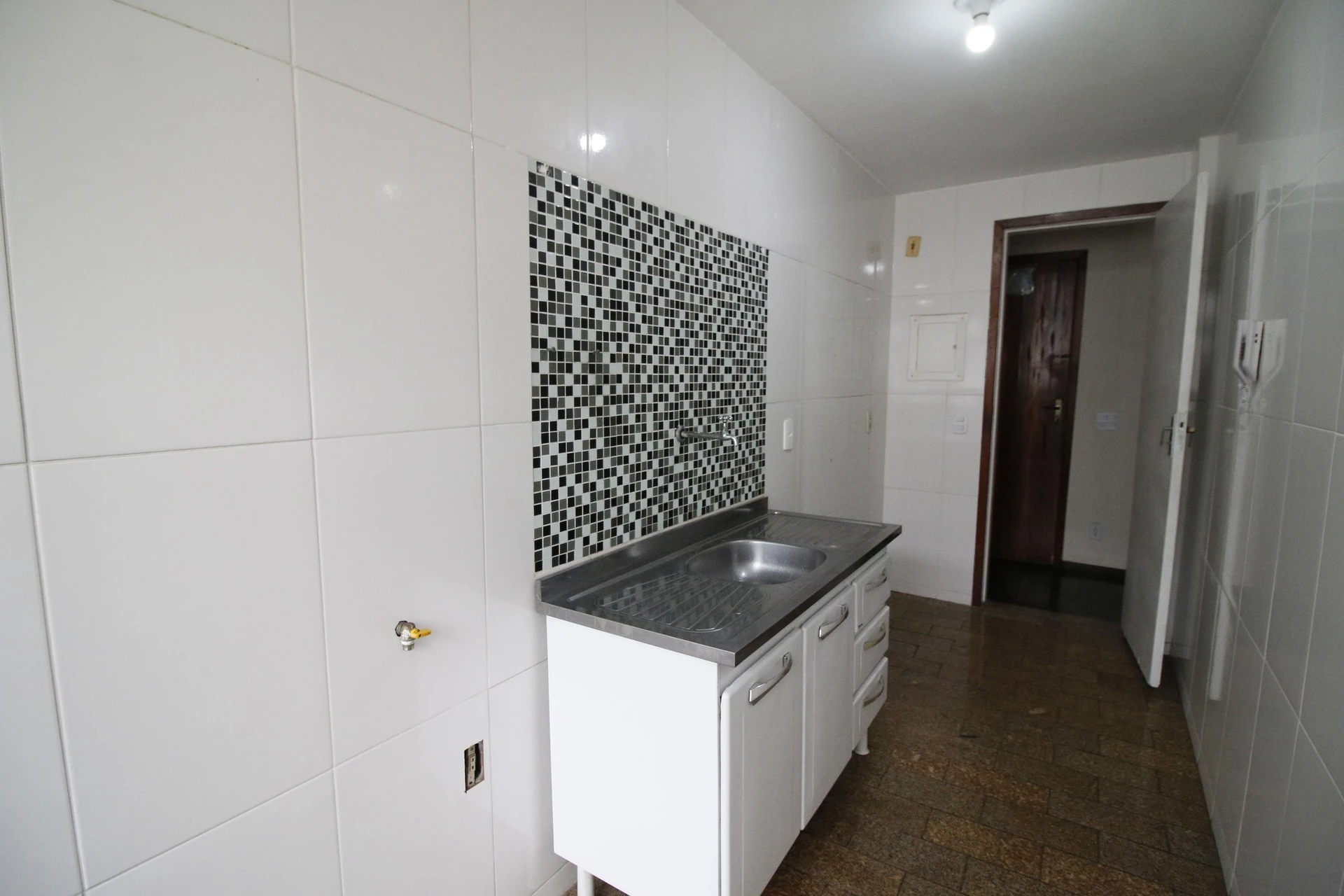 Balcony with a grill in a 3-bedroom apartment, 128 m² — photo 27