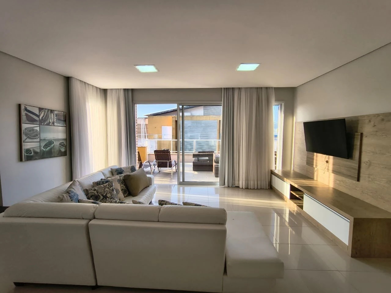 3 en-suite bedrooms in a 342 m² duplex with 2 parking