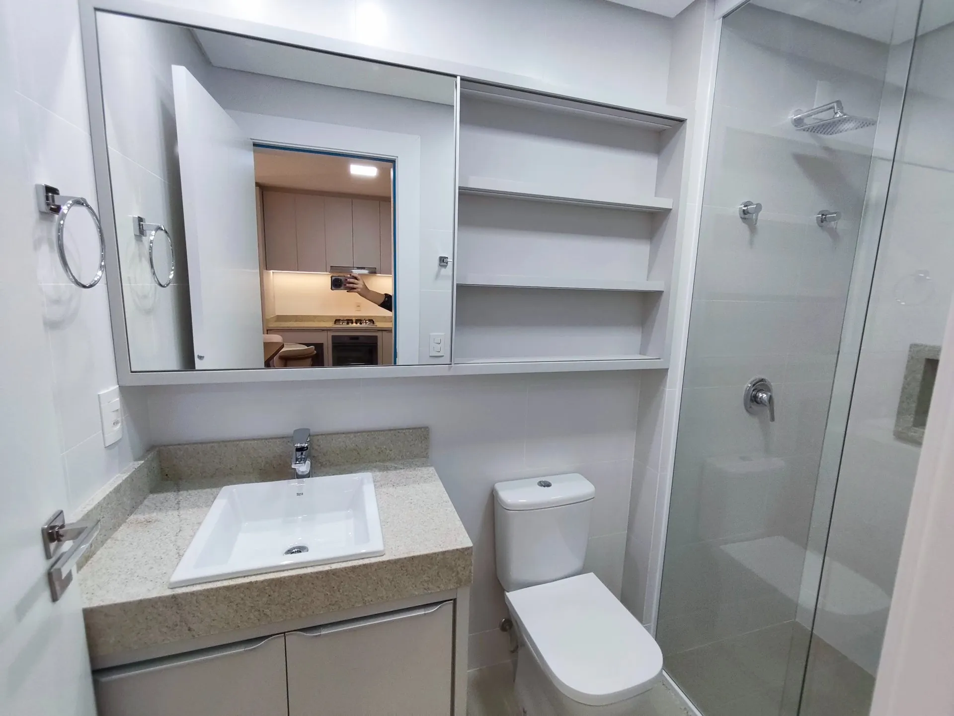 One-bedroom apartment in a building with a heated pool — photo 5