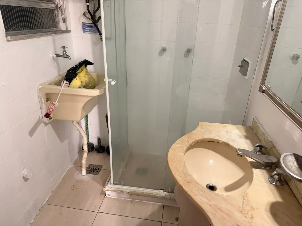 2-bedroom apartment with 1 bathroom and glass shower — photo 13