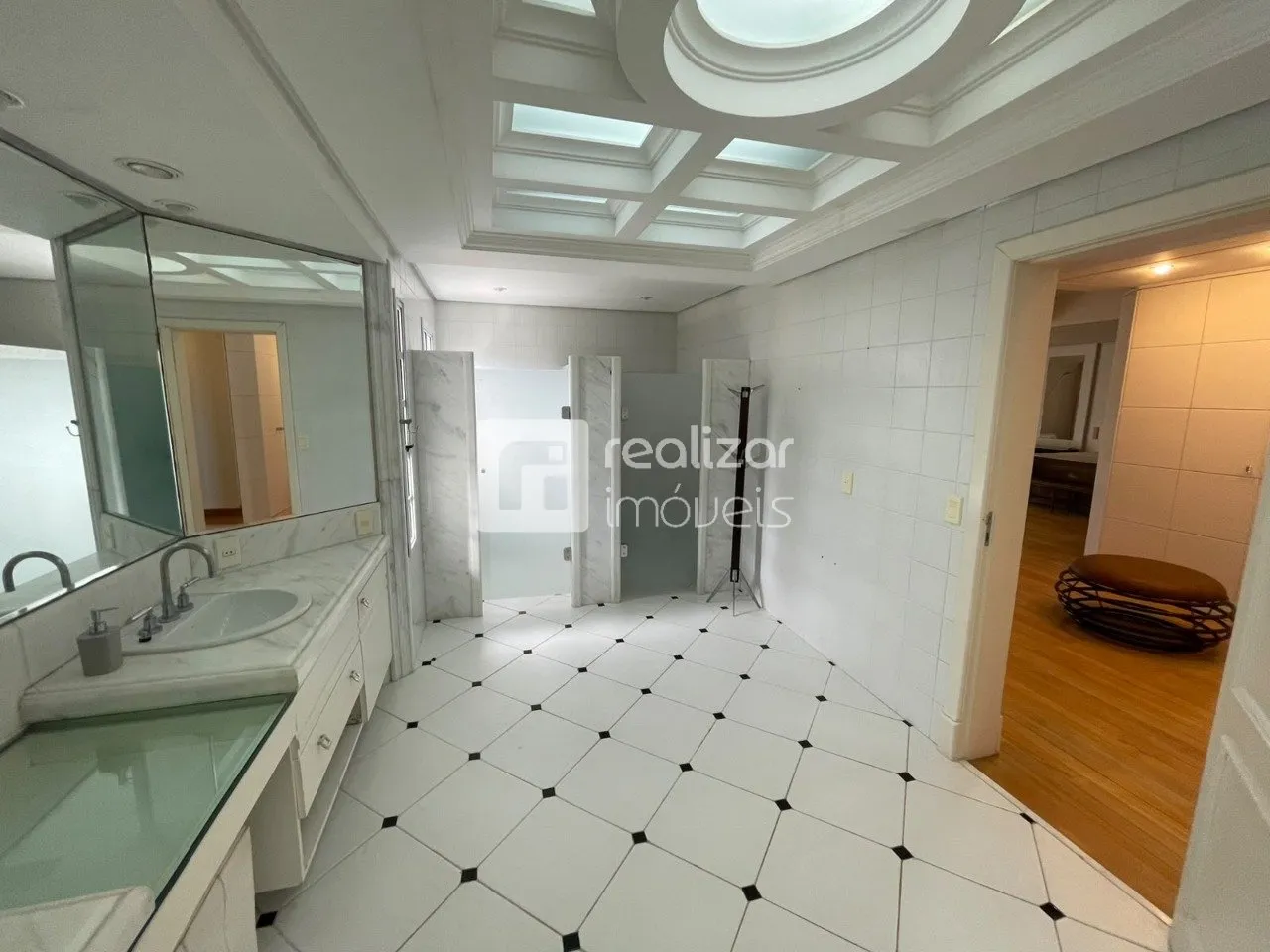 Casa de 5 dormitorios con balcón cerrado con vidrio — photo 11
