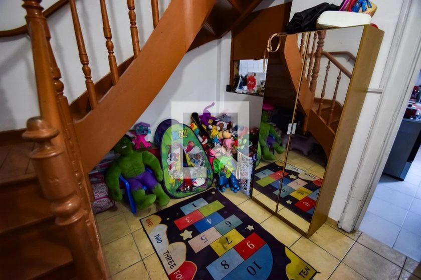 Дом с 4 спальнями, 3 парковками и частным садом — photo 33