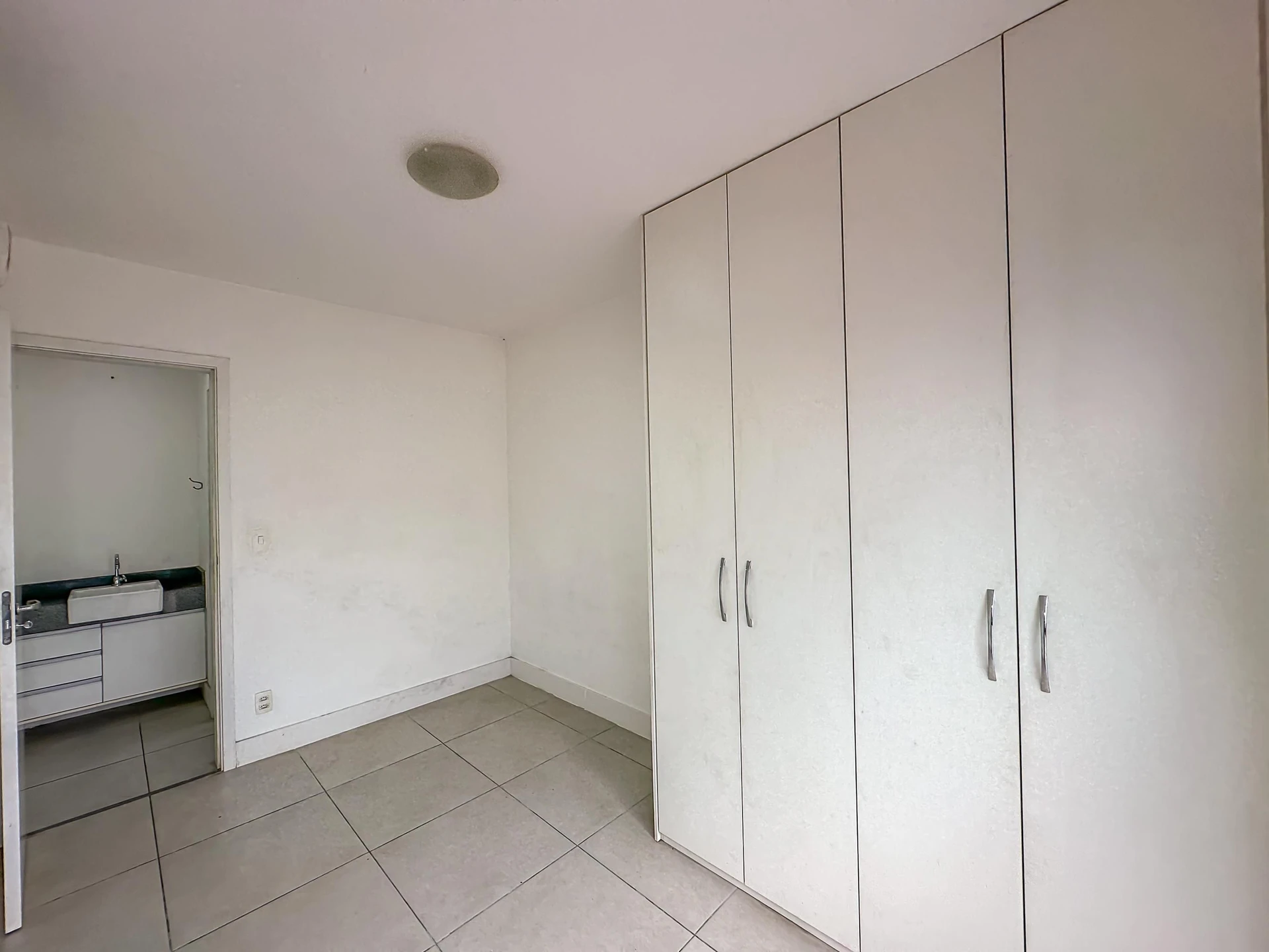 Furnished apartment, 42 m², with a glass-enclosed balcony — photo 7