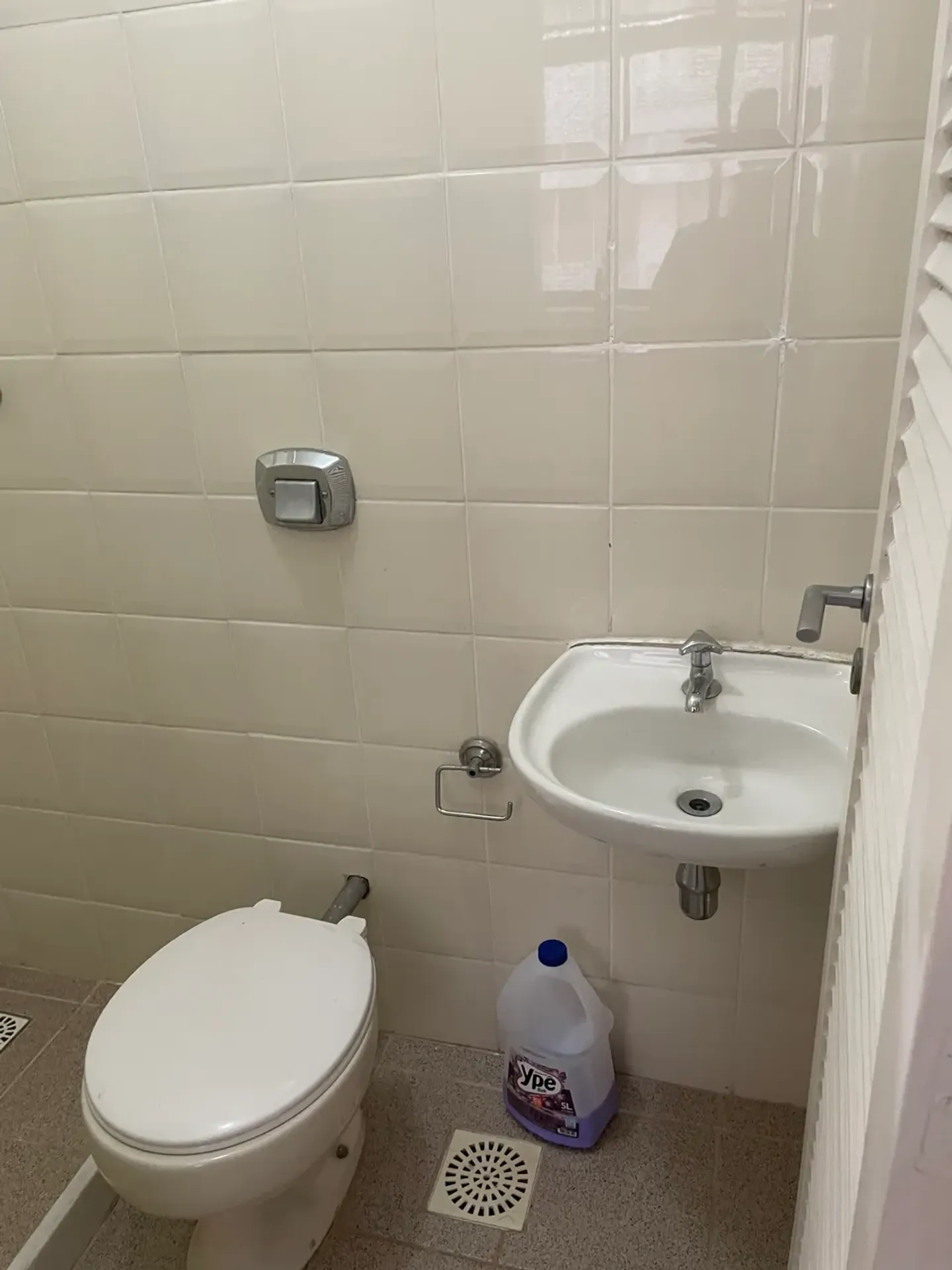 3-bedroom apartment in a building with a pool — photo 5