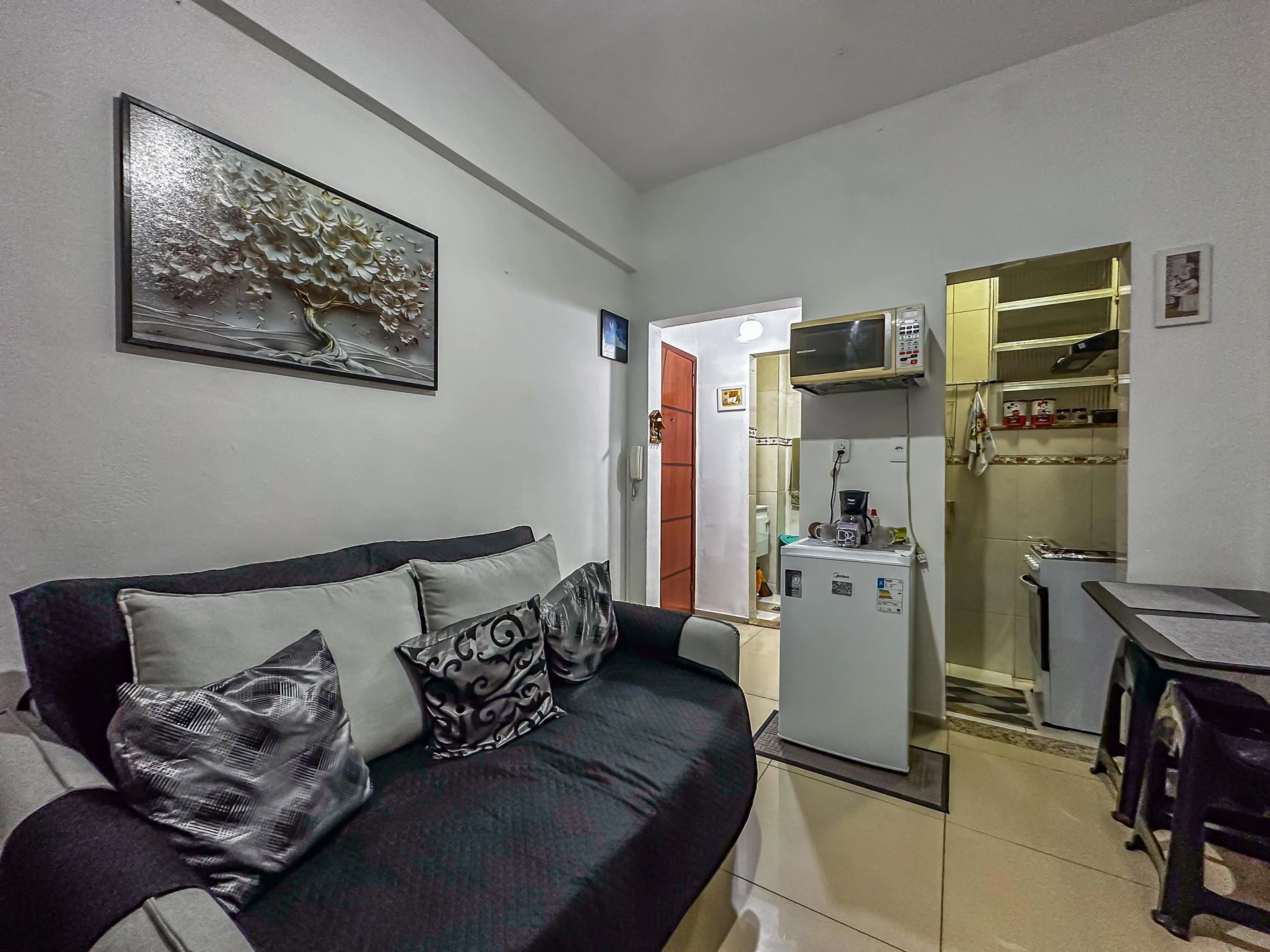 Furnished studio with 1 bedroom and 1 bathroom, gas stove — photo 3