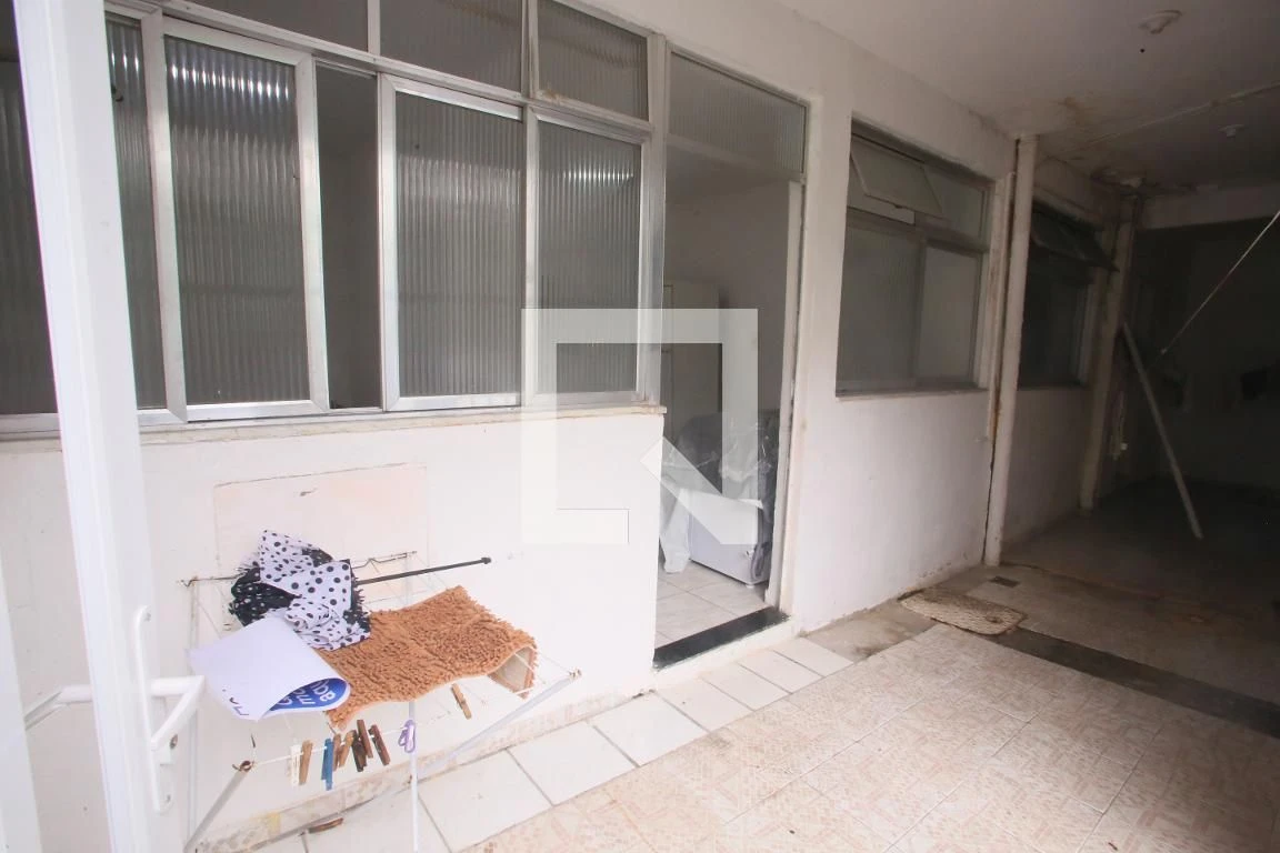 Casa sem mobília com 1 quarto suíte e varanda