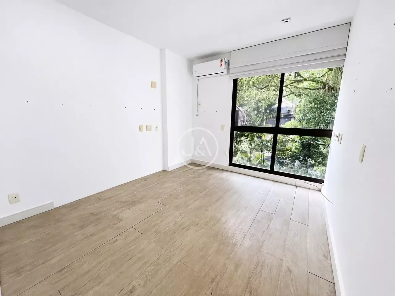 For rent 3-bedroom apartment with 251 m² and a balcony — photo 13