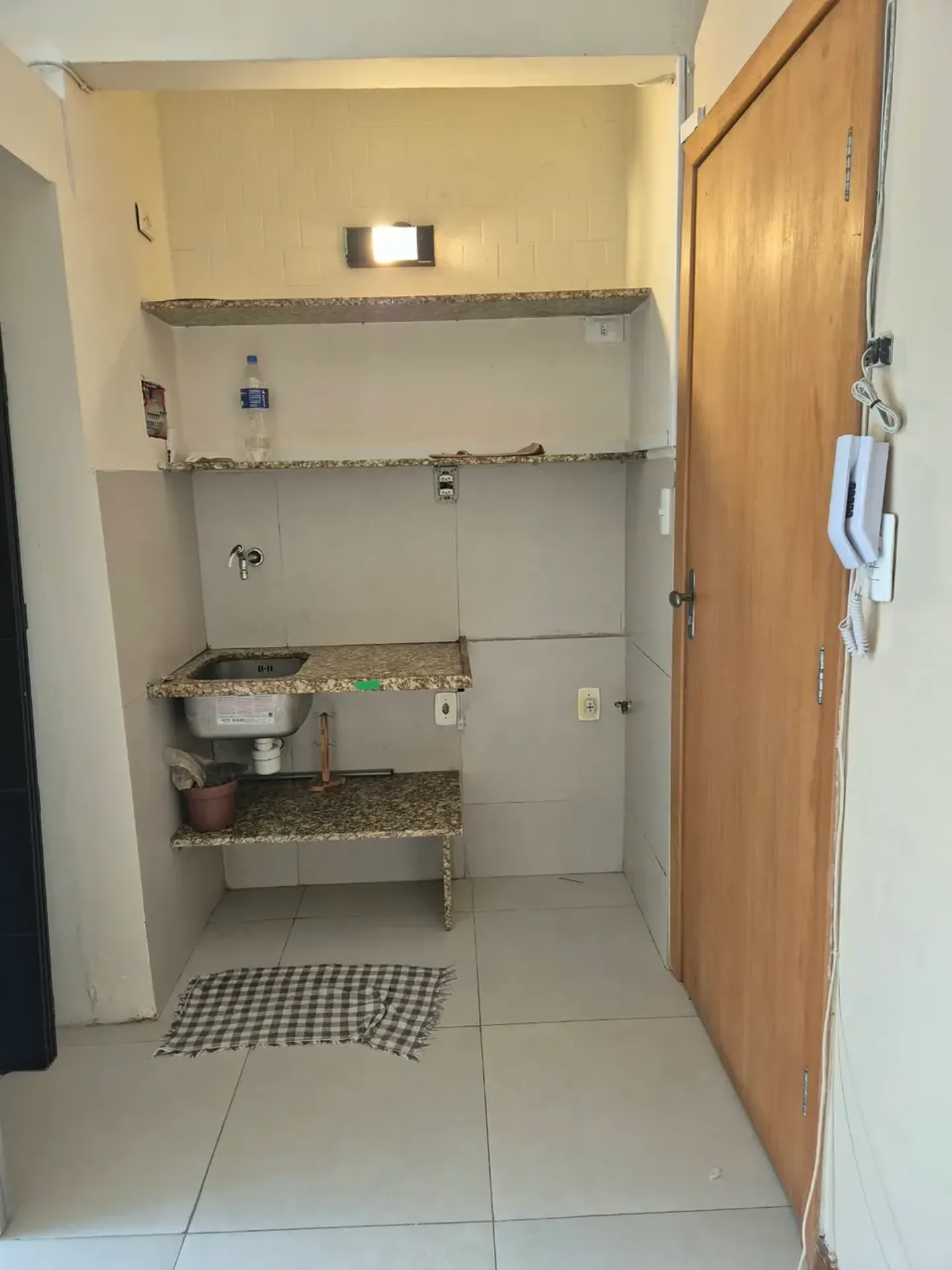 Unfurnished 24 m² studio with an electric shower — photo 2