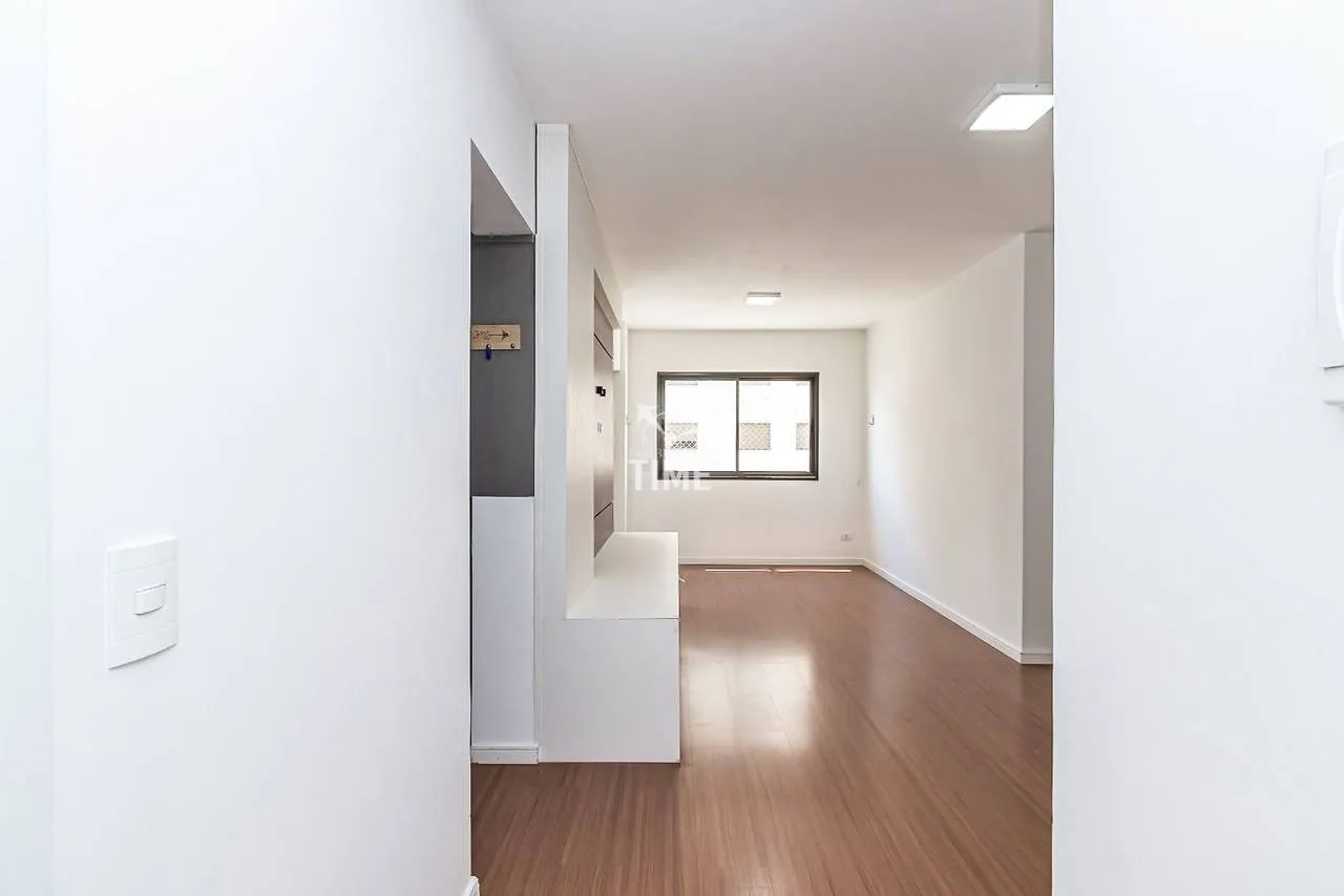 Wood or laminate floors in a 3-bedroom apartment, 78 m² — photo 2