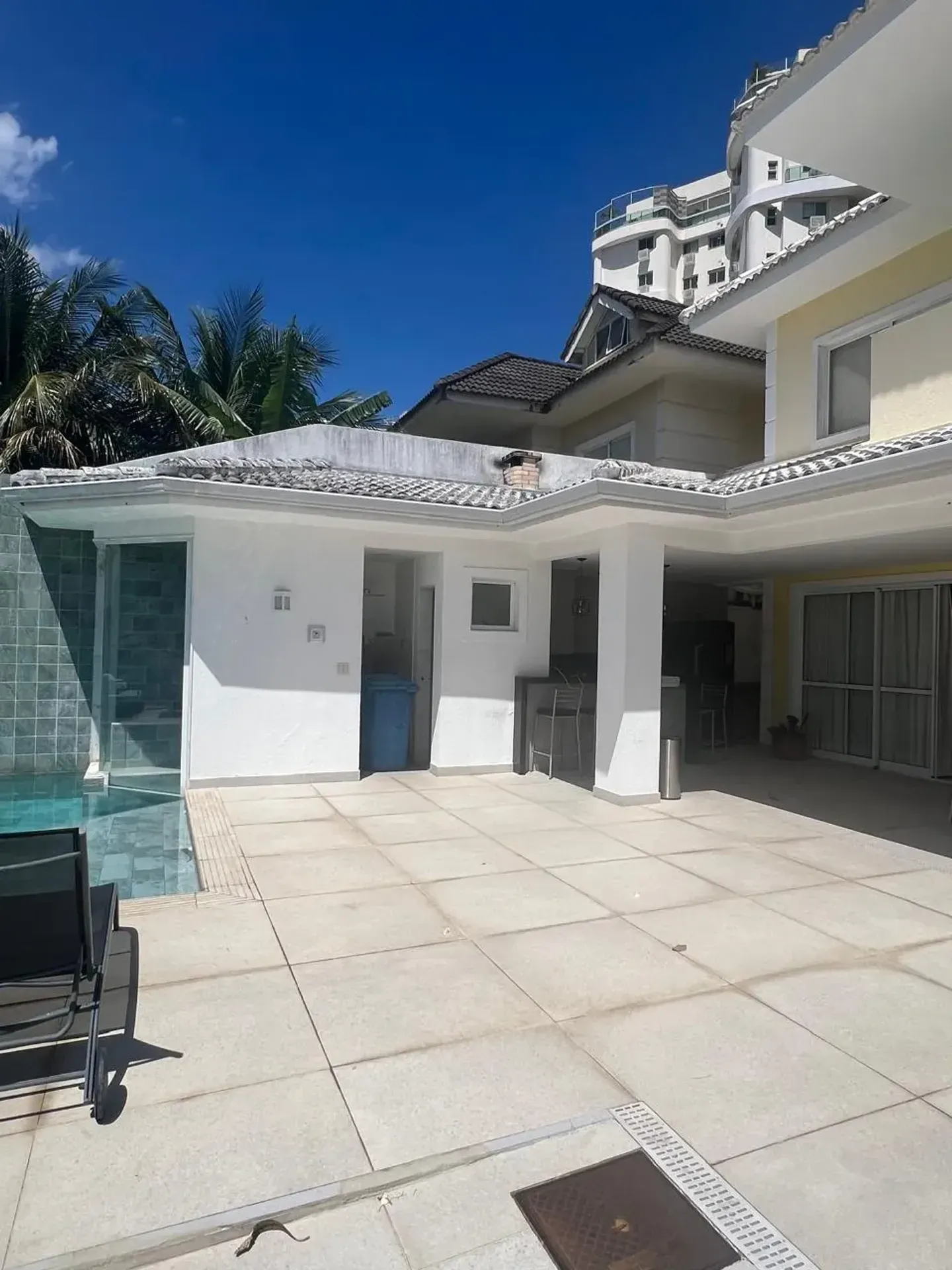 Rental house with 4 bedrooms, 5 bathrooms and 380 m² — photo 4