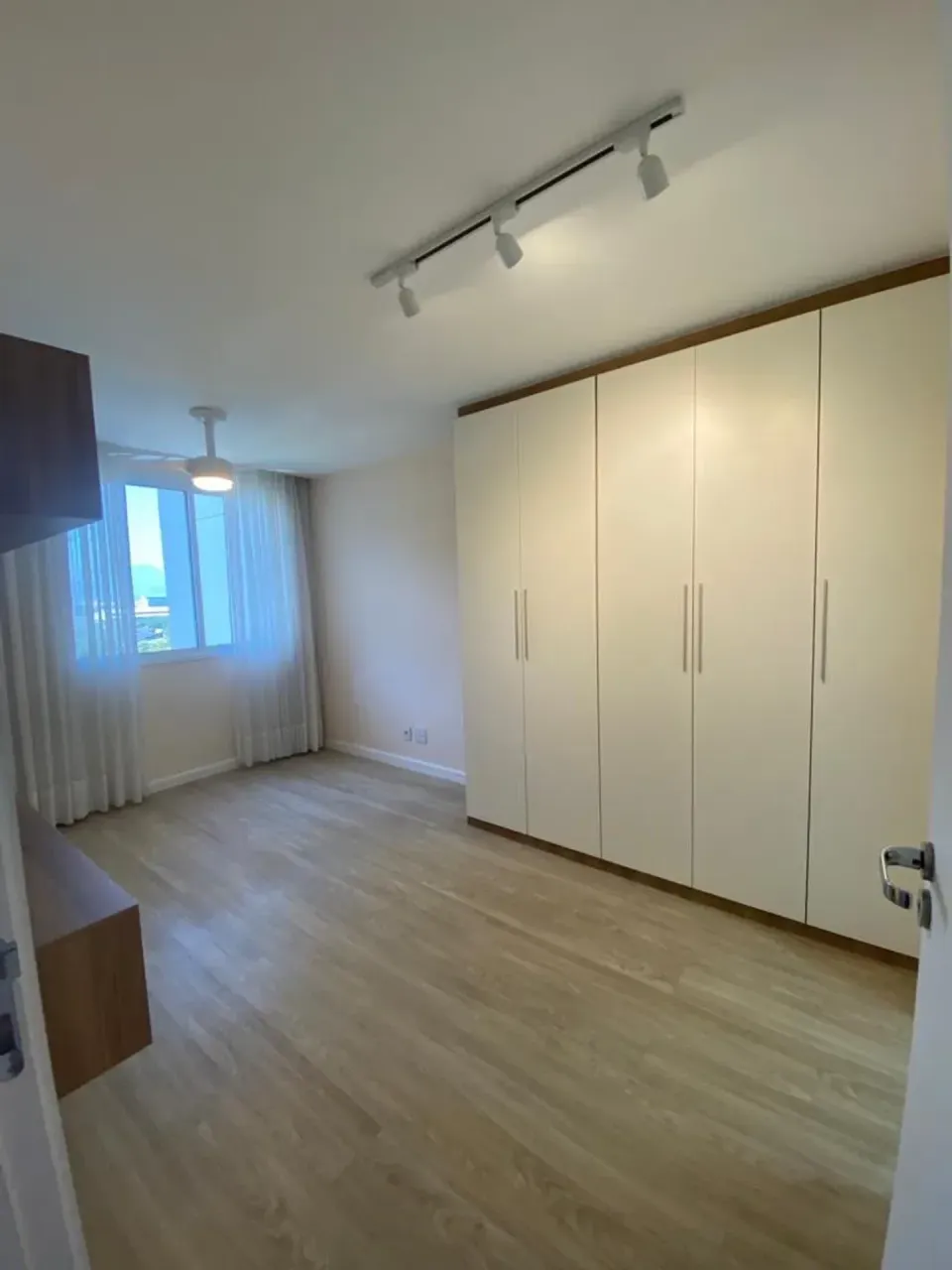 Apartamento com 2 quartos e varanda de vidro — photo 9