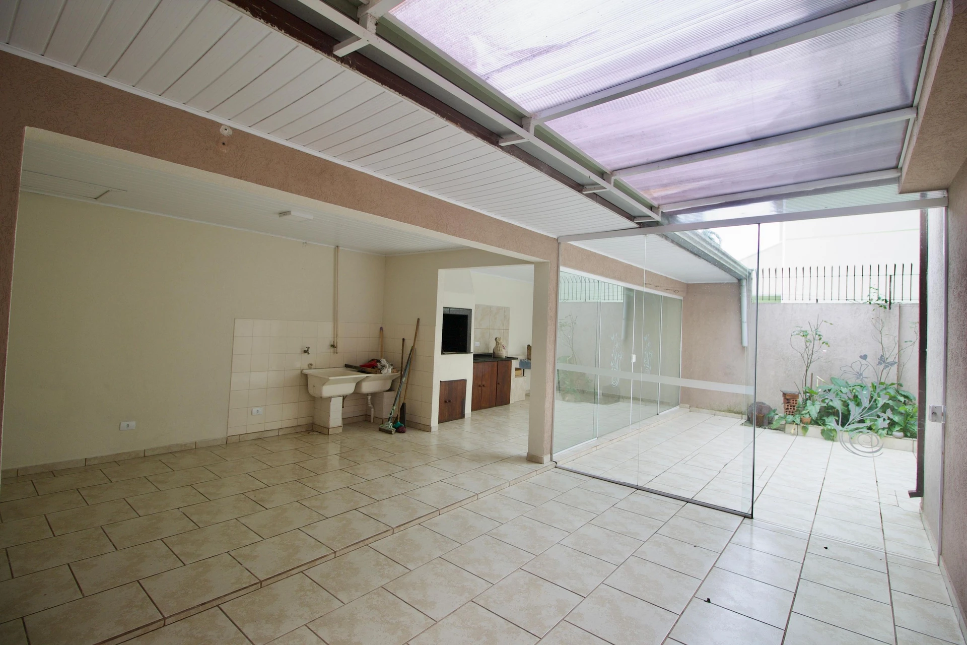 4-bedroom house with a garden in Curitiba — photo 37