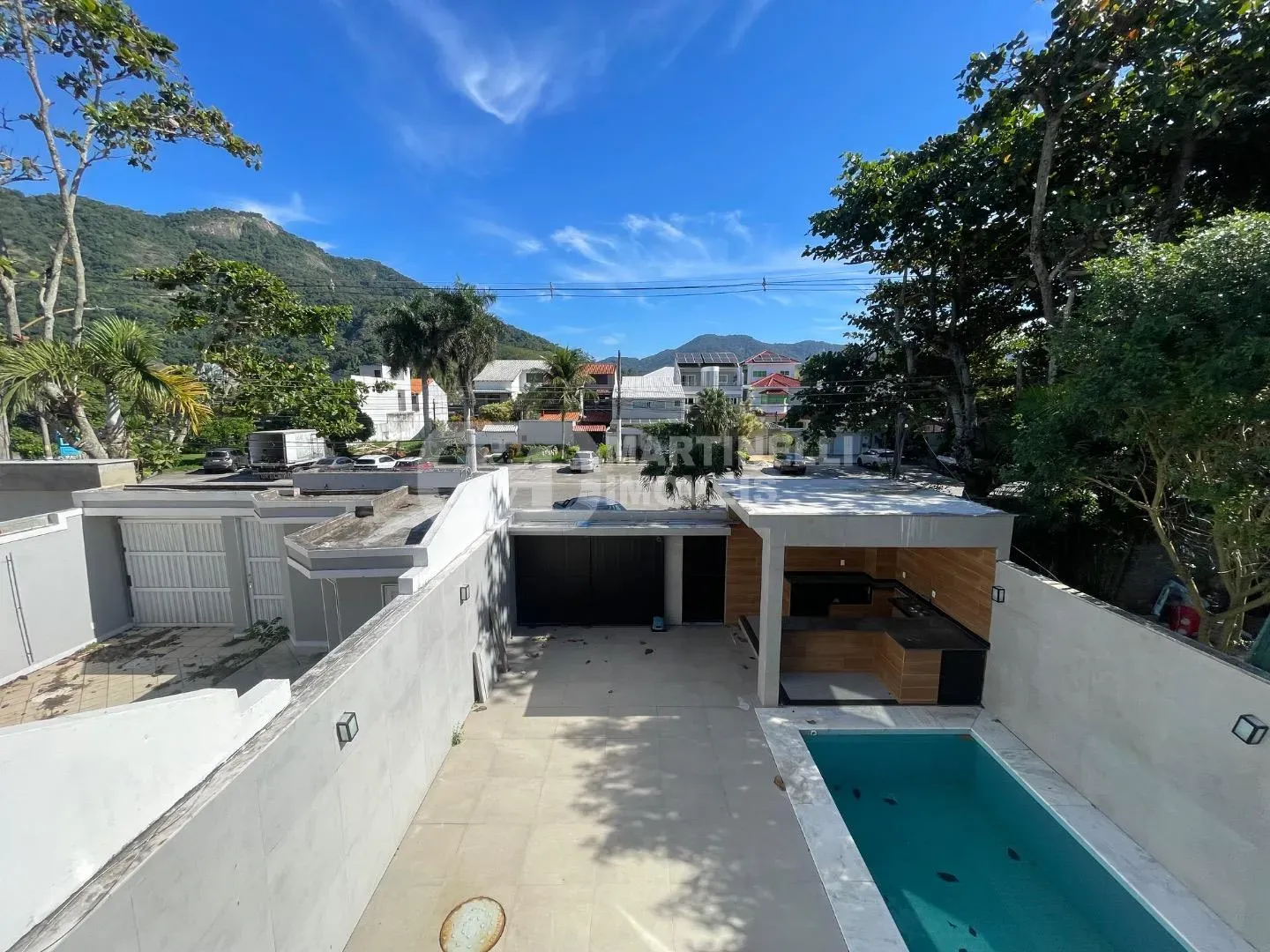 House with 4 bedrooms and 5 bathrooms and a separate kitchen — photo 25