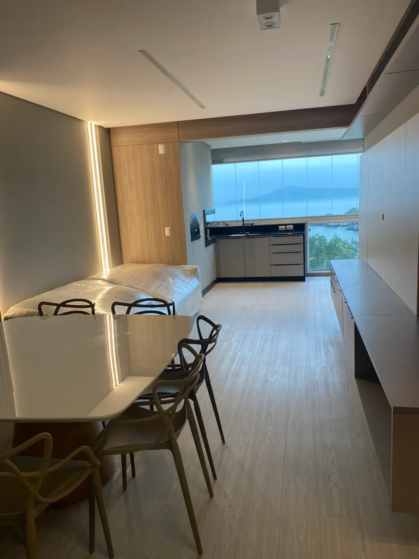 Furnished apartment, 115 m², with a water view — photo 3